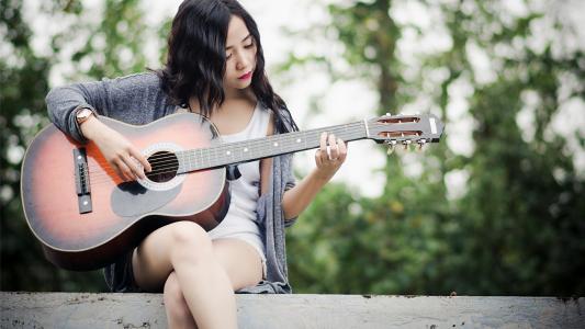 晚上怎样和女生聊天技巧，晚上如何与女孩聊天