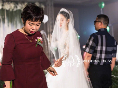 婚礼上有哪些适合父母穿的衣服 怎么穿最得体(婚礼人员女方父母)