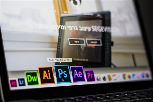 Adobe正式推出网页版 Photoshop 与 Illustrator 第1张